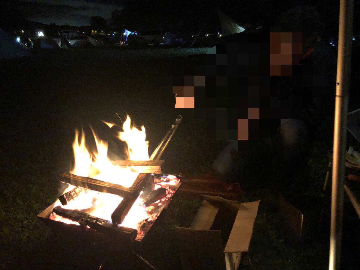 おとく キャンプって不思議 見知らぬお隣さんとはこんなに近いのに距離がちゃんと保たれ 一緒にいる人との距離は近づいていく ふもとっぱら 酒飲みキャンプ