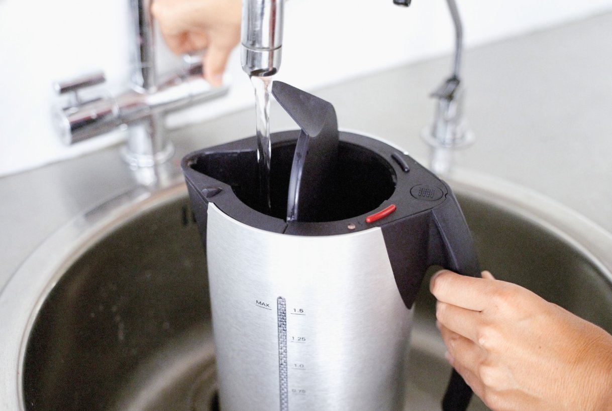 Воняет чайник. Чайник пластмассы без запаха. Электрочайник с водой. Наполнил электрочайник. Наполни чайник водой.