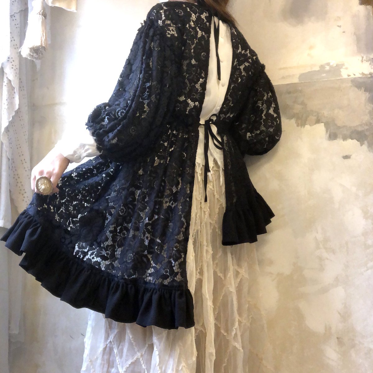 Meno Harry To Ito ボリューム袖ブラックレースワンピース いろんな種類のレース生地を組み合わせて作られた ワンピース 胸元にはスパンコールの刺繍いり ふんわりした袖やボリュームのあるスカートのシルエットが可愛いです Tax T Meno Harry To Ito ボリューム袖ブラックレースワンピース いろんな種類のレース生地を組み合わせて作られた ワンピース 胸元にはスパンコールの刺繍いり ふんわりした袖やボリュームのあるスカートのシルエットが可愛いです Tax T