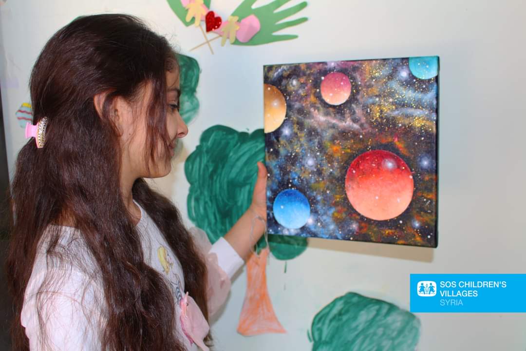SOS_Children_Sy's tweet photo. One of our SOS friends spent hours drawing this beautiful painting before sending it to Marwa, his sponsored child on her birthday.
All thanks to all our loyal friends who provide support and bring happiness to SOS children hearts despite difficulties and distances.
#SOS_Syria https://t.co/KbO1CoGJHV