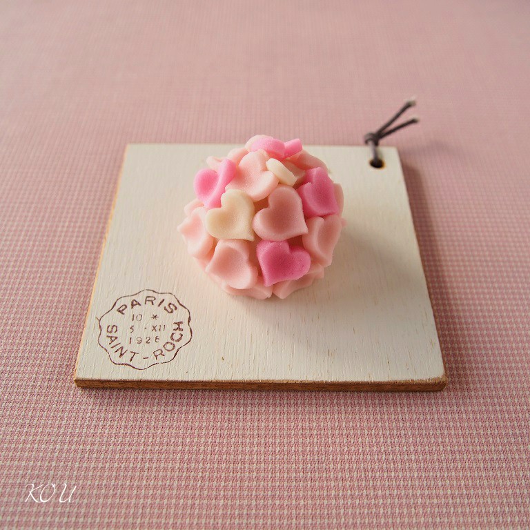 和菓子kou 練切製 ハート ピンク色の生地が手元にあると ついつい桜かハートにしてしまいます 今は桜の季節ではないので 自然とハートに 最近ピンクが続いてました 2枚目に集合写真を載せておきます ハート ピンク ドット 水玉 練り切り 和菓子kou 練切製 ハート ピンク色の生地が手元にあると ついつい桜かハートにしてしまいます 今は桜の季節ではないので 自然とハートに 最近ピンクが続いてました 2枚目に集合写真を載せておきます ハート ピンク ドット 水玉 練り切り
