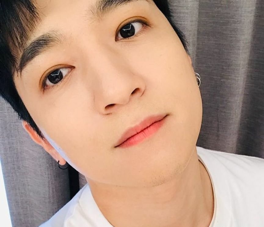 Even when he took a selfie, his eyes