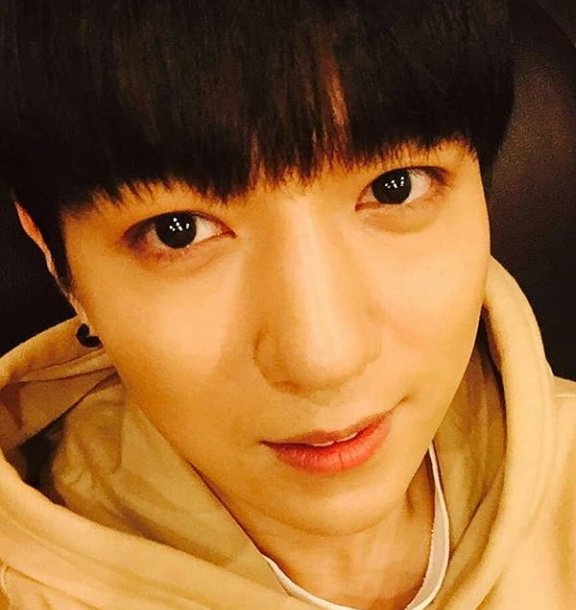 Even when he took a selfie, his eyes