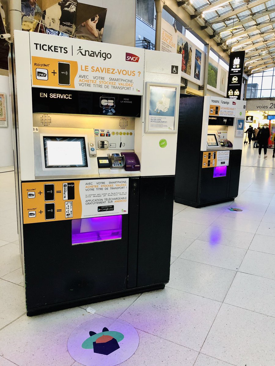caroleperchemin's tweet photo. La Gare du Nord Transilien a habillé ses automates de vente pour l’hiver afin de promouvoir l’achat en ligne Navigo &amp; validation par NFC https://t.co/1e1CWiGcsN