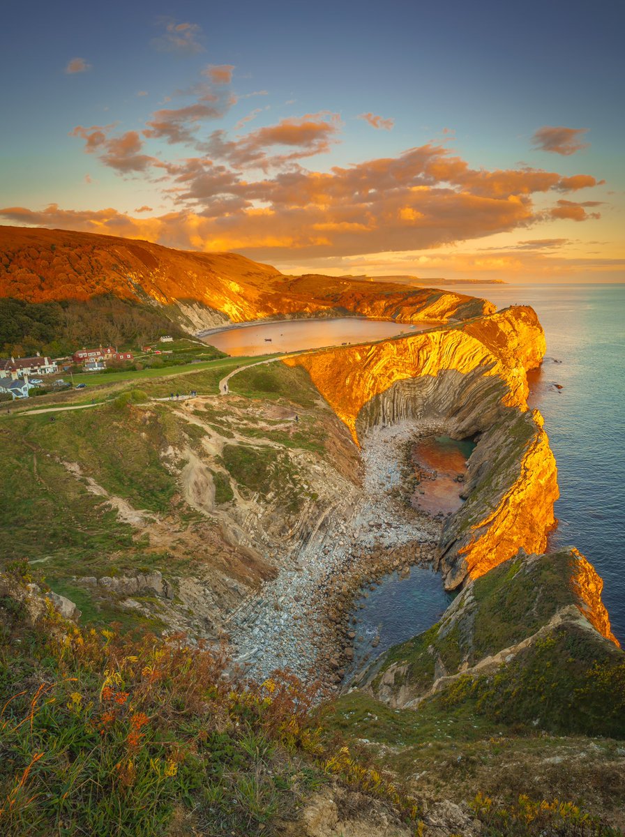 “My entry to @RMetS #StormHour #POTW competition:”  taken yesterday #lulworthcove #dorset @SonyUK @ZEISSLenses @LoveXchurch @kingstontech (please click image for full view)