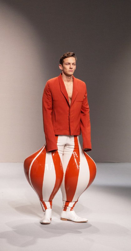onlinevisualart's tweet photo. Dezeen_For his graduate collection at the London College of Fashion, menswear designer Harikrishnan has matched cropped tailored jackets with billowing latex trousers to create exaggerated silhouettes.

https://t.co/B3EoJOZDcO

#Harikrishnan #menswear  #Fashion #Fashiondesigner https://t.co/uJdSrW7bpU