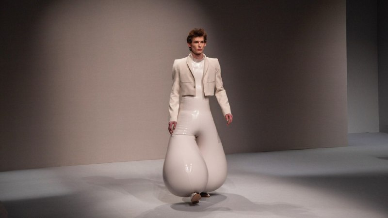 onlinevisualart's tweet photo. Dezeen_For his graduate collection at the London College of Fashion, menswear designer Harikrishnan has matched cropped tailored jackets with billowing latex trousers to create exaggerated silhouettes.

https://t.co/B3EoJOZDcO

#Harikrishnan #menswear  #Fashion #Fashiondesigner https://t.co/uJdSrW7bpU