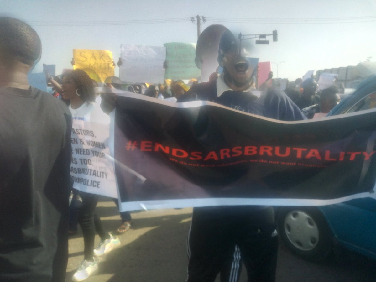 WahidSaka's tweet photo. Police and DSS in mufti low key supporting #OsogboProtest #EndSARS https://t.co/lk2SO9F7OM