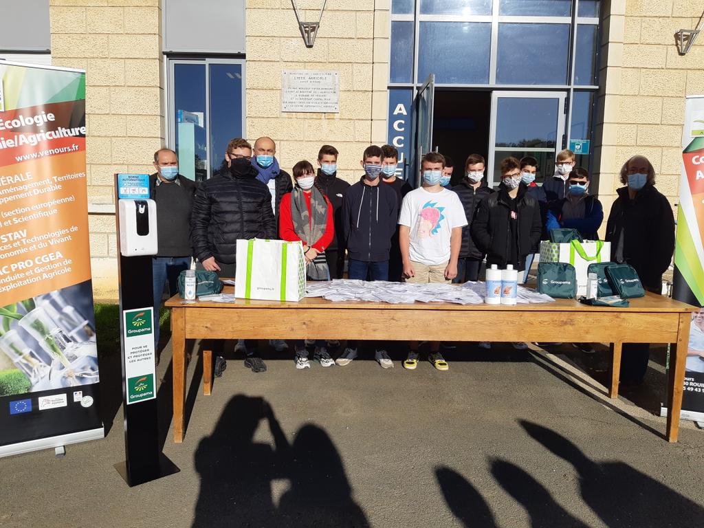 FdGroupama86's tweet photo. #Groupama accompagne les apprenants du lycée agricole de #venours #prevention #gestesbarrieres 
👇remise d'une #borne distributrice de #gel hydroalcoolique avec @GatardPhilippe administrateur @FdGroupama86  et le soutien de @cools_stephane https://t.co/WgxDk0TLm1