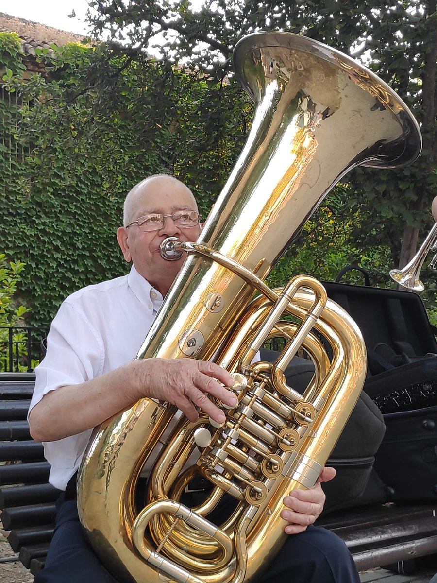 Nos hemos despertado con la triste noticia de que ha fallecido nuestro amigo y compañero Juan López Aragón.
Miembro de nuestra banda y Socio de Honor de la Asociación Círculo Musical "San José" de Monachil.
Nuestro pésame a sus familiares y amigos.
Nunca te olvidaremos.
D. E. P.