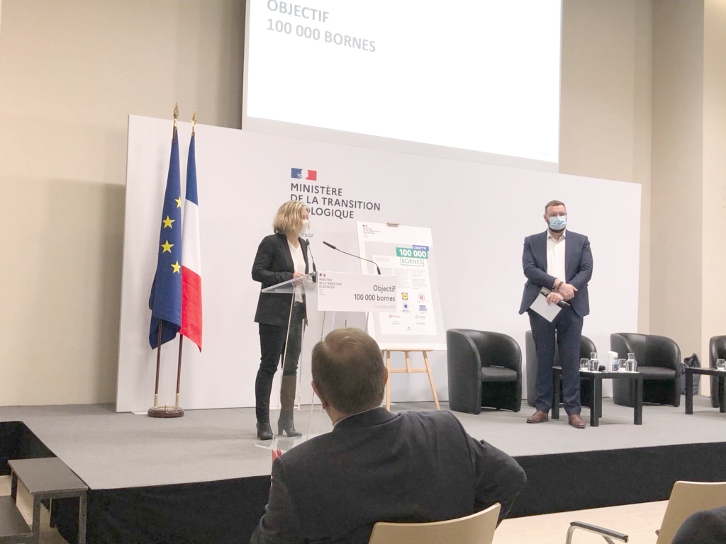 @VivesChristelle : "#IZIVIA accompagne également les acteurs qui ont des projets de nouvelles #bornes ouvertes au public, d’ores et déjà nous avons en perspective 4000 #bornes en déploiement pour nos clients, en voirie et sur les parkings de grandes enseignes commerciales."