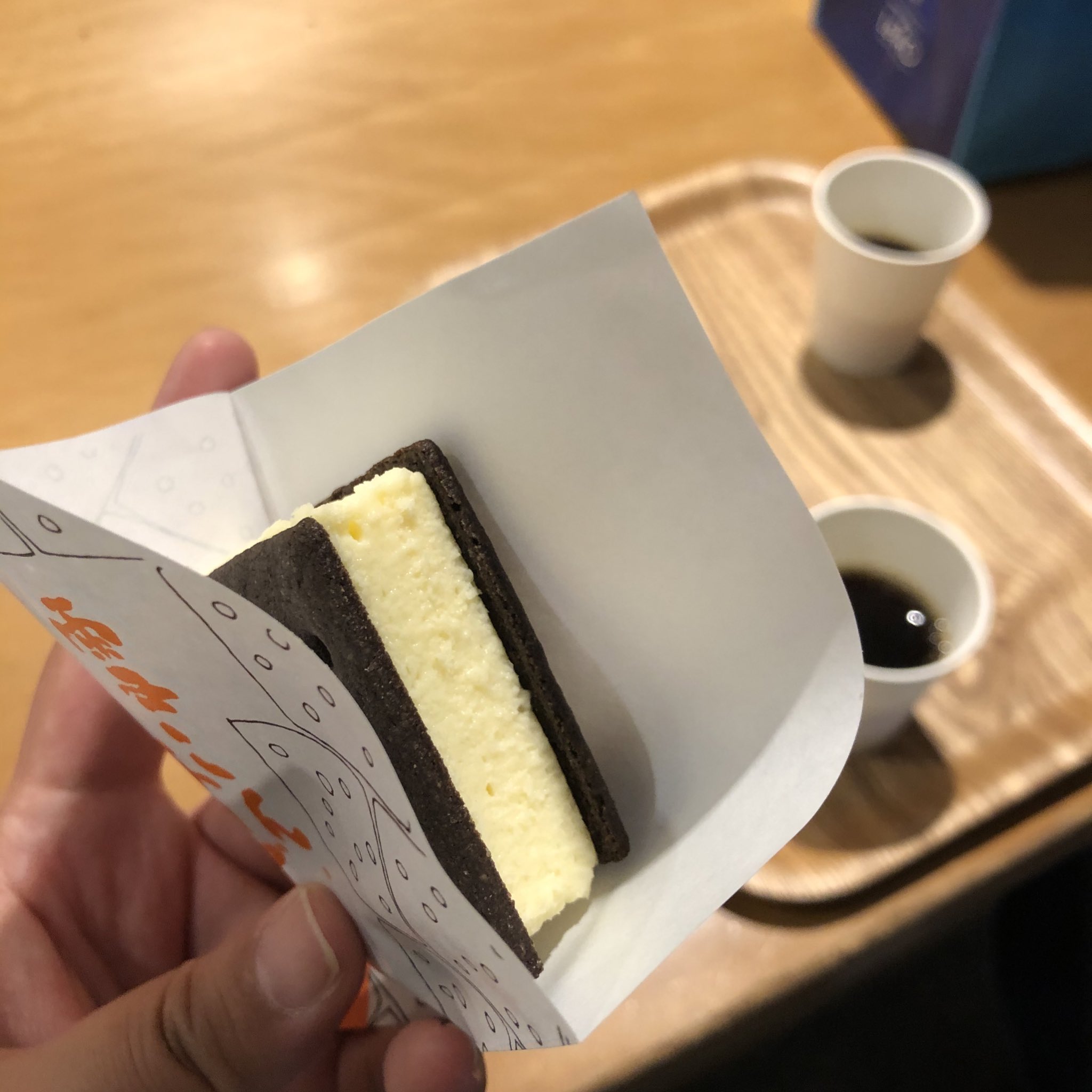 تويتر على تويتر 雪こんチーズ 六花亭 ココアクッキーの食感が素晴らしいのです T Co 0hkslo1zze