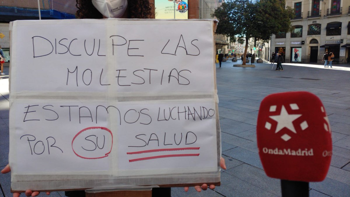BuenosDiasOM's tweet photo. #DIRECTO 

🚘Nuestro reportero Jesús Clemente (@otiummadrid) está en Callao y se ha encontrado con una protesta de sanitarios

📺https://t.co/TBJP5v8JZe 
📻101.3-106 FM 
🎙️@ondamadrid https://t.co/TzS8kmCpEi