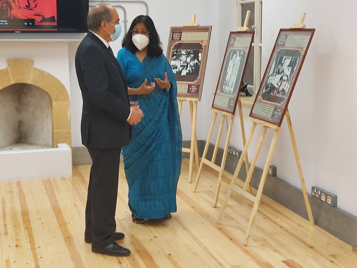 "Είναι ιδιαίτερη τιμή για μένα που ανοίγω την έκθεση φωτογραφίας με θέμα τη ζωή και τον θρύλο του Mahatma Gandhi". Στα εγκαίνια της έκθεσης στο Σπίτι του Πολίτη, με την Ύπατη Αρμοστή της Ινδίας στην Κύπρο, Madhumita Hazarika Bhagat.<a href="/HCI_Nicosia/">India 🇮🇳 in Republic of Cyprus 🇨🇾</a>