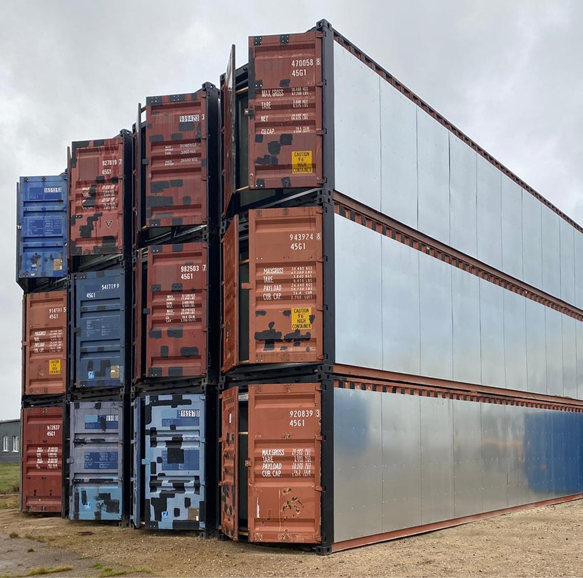 Work in progress. Shipping containers on their way to living space.
#upcycling #containerwerk #containerhousing #greenarchitecture #modularhome #modularbuilding #tinyhouse