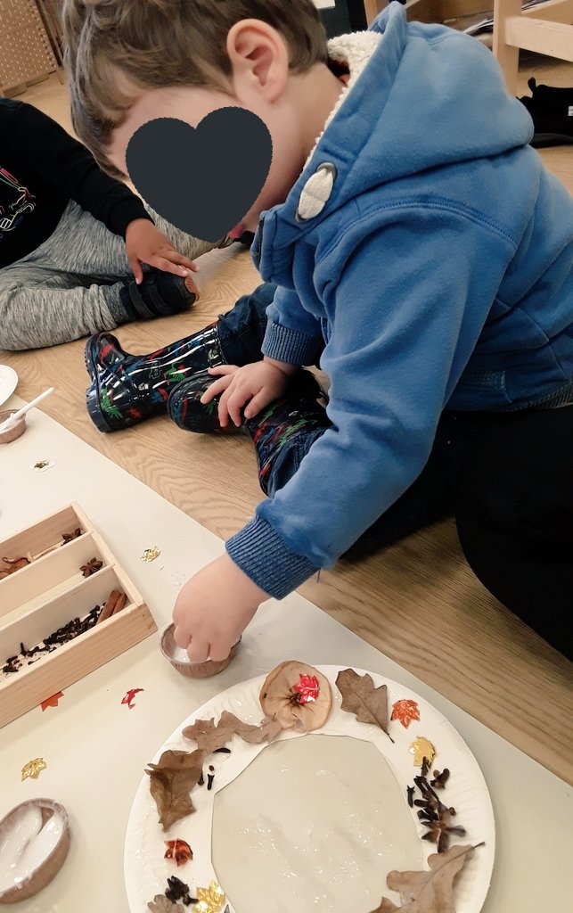 AshbridgeMaxy's tweet photo. Autumn leaves are falling down falling down! The first group in the #atelier today is engaged in some fantastic crafting session. We are creating autumn mobile wreaths using dried fruits, spices and fallen leaves. #AutumnLeaves #autumnlearnings #learningthroughcraft https://t.co/etTUooZZau