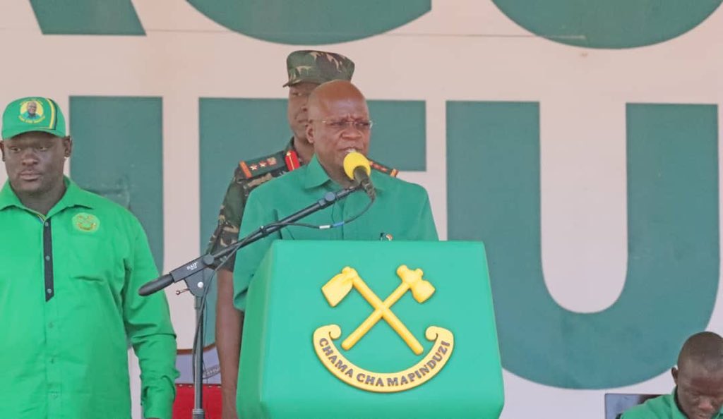 millardayo's tweet image. “Vijana wanakosa ajira, Vijana wanadharaulika wengine wamemaliza kusoma hawapati ajira, miaka mitano inayokuja nataka suala la ajira nilishughulikie kwa nguvu zote, kama tumeweza kuupandisha uchumi, kujenga Fly-Over, siwezi kushindwa suala la ajira kwa vijana”-JPM
#MillardAyo2020