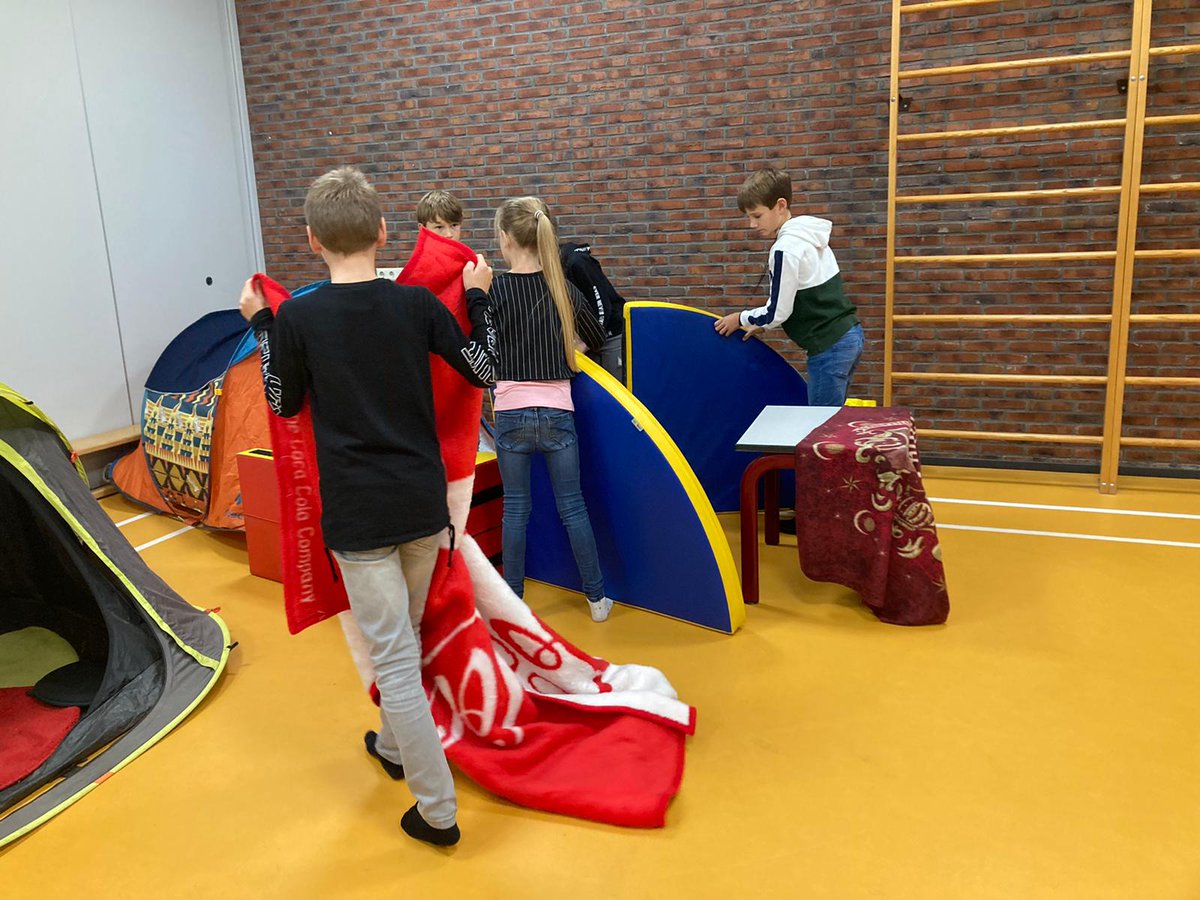 obs_Ridderspoor's tweet photo. Afgelopen week hebben we in het kader van de kinderboekenweek het jaarlijkse 'hutjes lezen' weer gedaan. De kinderen uit de bovenbouw maken een 'hutje' en gaan daarin voorlezen aan de onderbouw. https://t.co/OLb51fpHEI