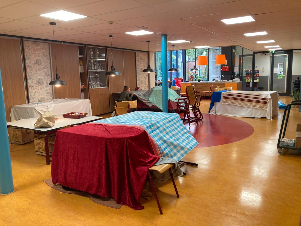 obs_Ridderspoor's tweet photo. Afgelopen week hebben we in het kader van de kinderboekenweek het jaarlijkse 'hutjes lezen' weer gedaan. De kinderen uit de bovenbouw maken een 'hutje' en gaan daarin voorlezen aan de onderbouw. https://t.co/OLb51fpHEI