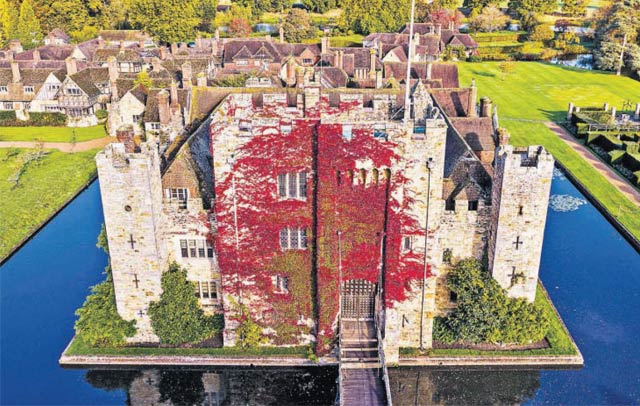 #PicOfTheDay: 'The seasonal hues of ivy at Hever Castle... heralds the coming of winter.' Via @thetimes bit.ly/3nABw0e #journalism