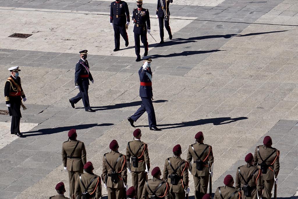 Defensagob's tweet photo. Sus Majestades los Reyes presiden el acto del #12deOctubre, este año en formato reducido por la pandemia del #COVID19 y con la participación de unidades militares ubicadas en Madrid, a excepción de la Legión por la celebración del Centenario de su creación.
#ElEsfuerzoQueNosUne https://t.co/XvvXFK8Tfg