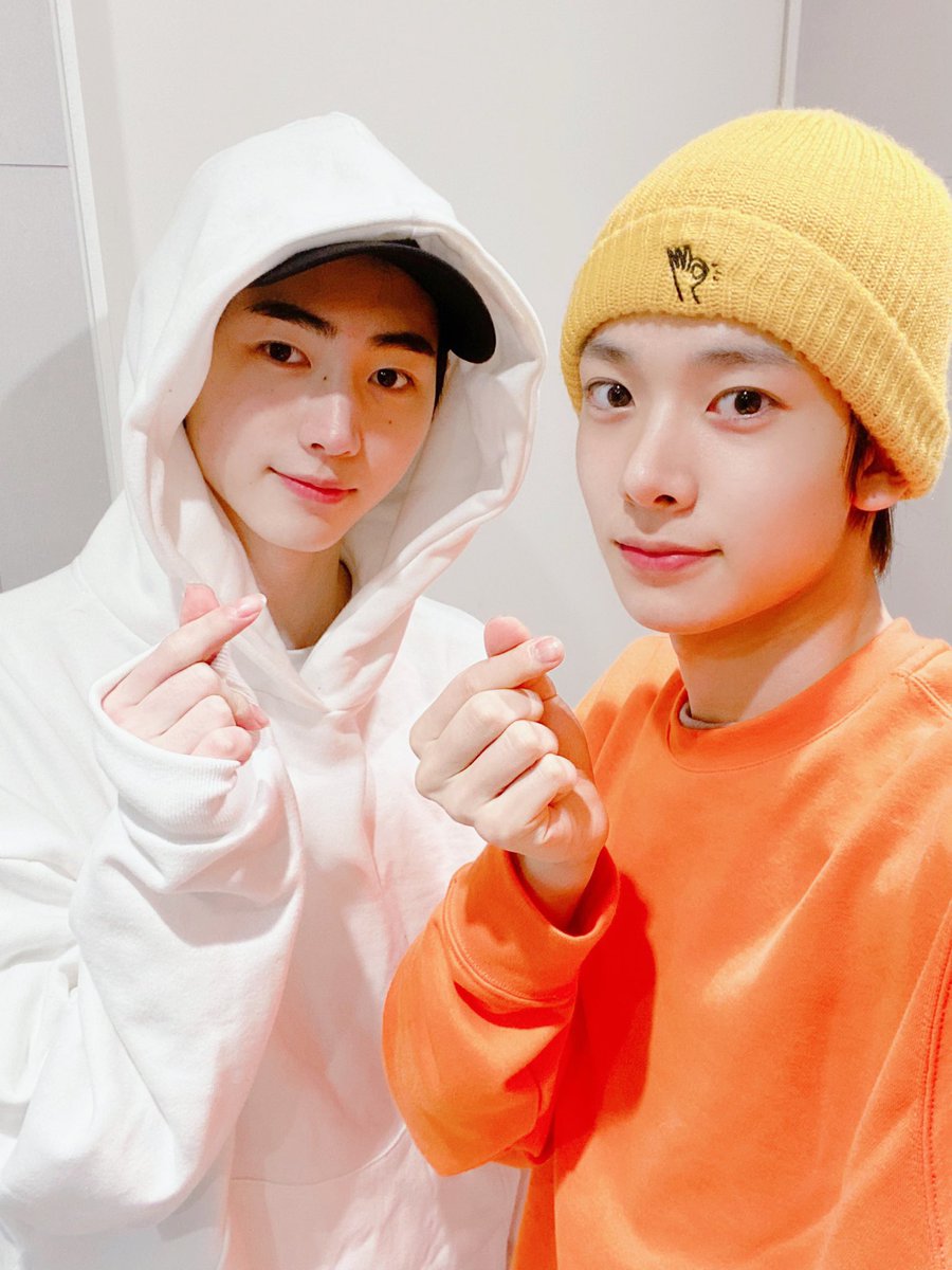 mykimsunoo's tweet photo. ซองฮุนเป็นนม 🥛 พี่ฮีซึงเป็น 🥕 รวมกันเป็นอาหารเช้า 🥪 เอ็นดูความติดแท็ค #milk_carrot #breakfastlook น่ารักมาก🥺🥺🤏🏻🤏🏻 https://t.co/eN91XacfUN
