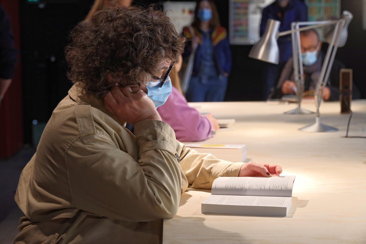Details details details. So nice to see people reading watching checking (photos Philippe Bréard)