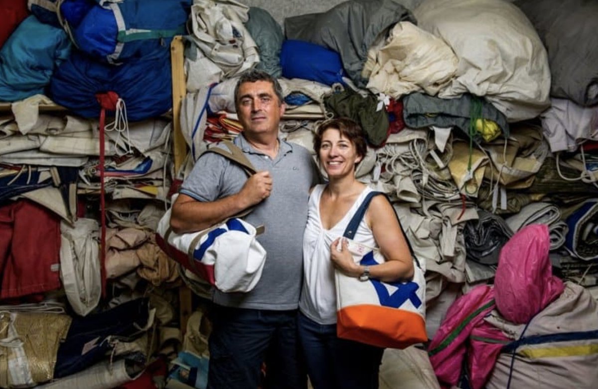 MadeMarseille's tweet photo. 💡 INNOVATION 💡
Un couple de Ciotadens fabrique des sacs et accessoires à partir de voiles de bateaux recyclées. Leur entreprise, « Les Toiles du Large », est installée à La Ciotat et fête ses 15 ans cette année.
#francedessolutions #FRsol
Reportage ➡️ https://t.co/xPdTC38bYm https://t.co/RUlMvrEDKV