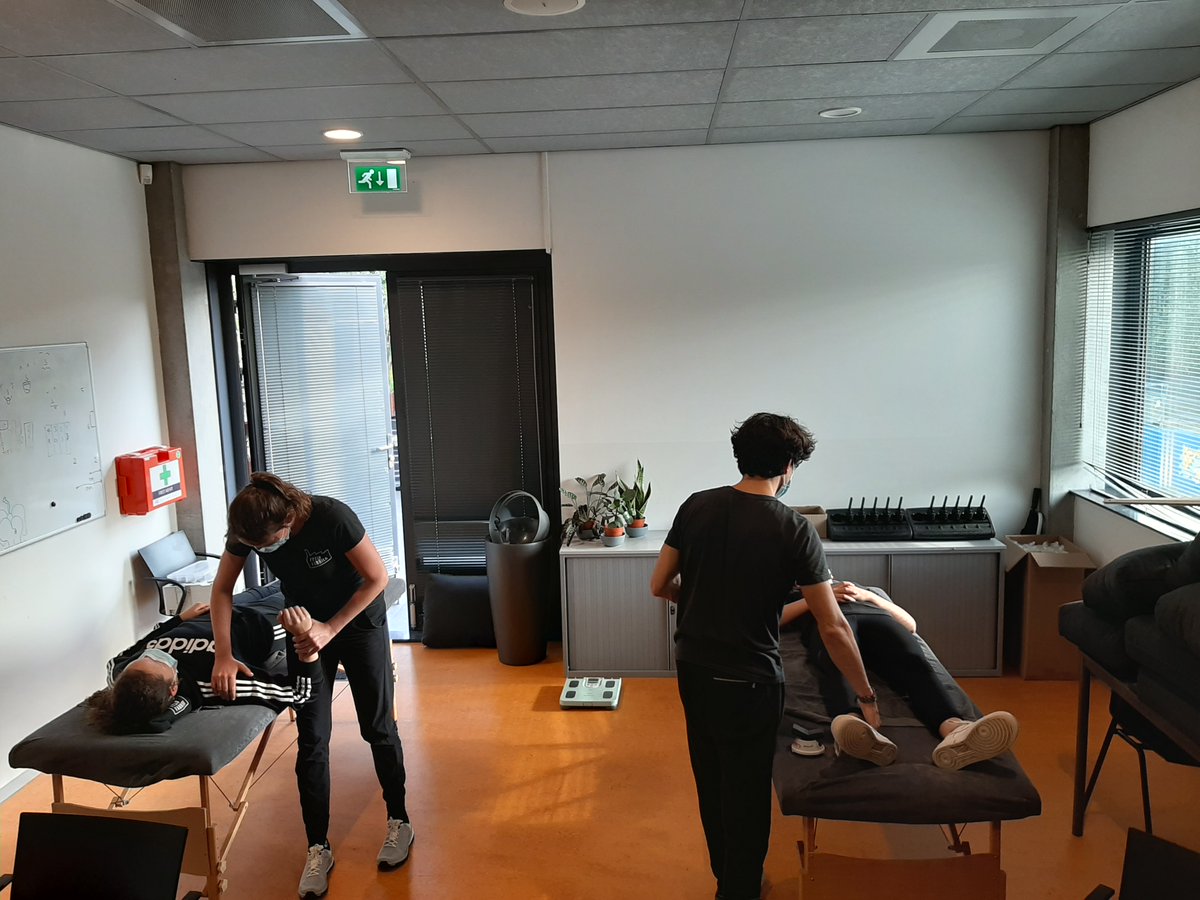 Jeugd van <a href="/UZSCUtrecht/">UZSC</a> getest door <a href="/Fysiofabriek/">Fysiofabriek</a> op mobiliteit, stabiliteit en kracht. Resultaten vormen basis voor het blessurepreventie-onderdeel van de landtraining opgezet door buurtsportcoach <a href="/amarensgenee/">Amarens Genee</a>. Mooie samenwerking! #landtraining #schouder #talentontwikkeling #BMO