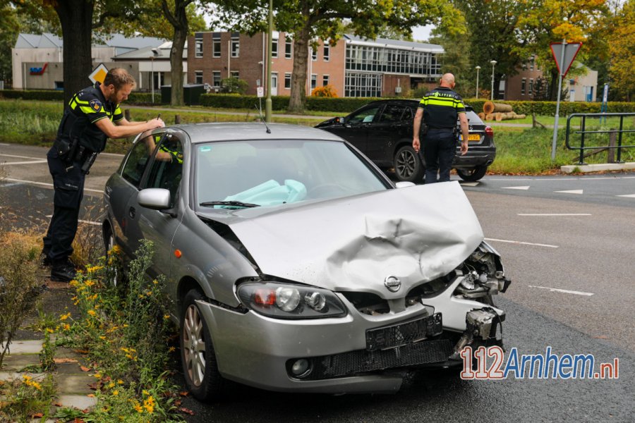 Lichtgewonde bij frontale aanrijding op kruising in #Eerbeek. 112Arnhem.