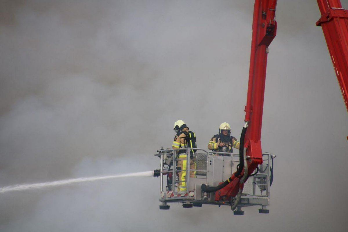 UPDATE BRAND Hondenfokkerij nabij de Bomhofsplas #Zwolle #Hasselt : Om 16.45 uur kon het sein brandmeester (brand onder controle) worden gegeven.