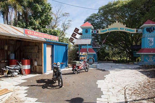 Di Sydney ada yg menarik perhatian bgt deh!

Di dalam wilayah Taronga Zoo, Sydney, Australia ada sebuah jalan yg berisikan duplikat perkampungan Indonesia.

Lengkap sama gerobak makanannya segala loh! Look at to the details Kawula Muda! COOOOL #DGITM