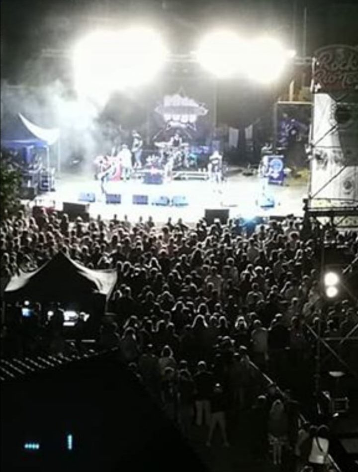 Boas xente, despois de tanto tempo e logo de darlle voltas temos unha mala nova, decidimos facer unha pausa no camiño, grazas a tod@s,baixamos do escenario sabendo que o fixemos o mellor posible e tendo claro que sen todos vos Skandalo gz non sería posible grazas por todo a tod@s