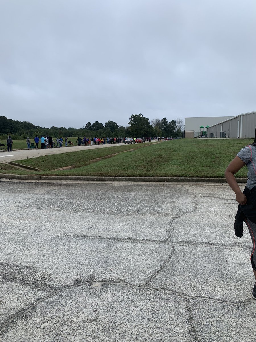 KBella1991's tweet photo. Been over 3 hours and almost to the building entrance. #RockdaleCounty is showing up for #EarlyVote https://t.co/i7WKv5apnT