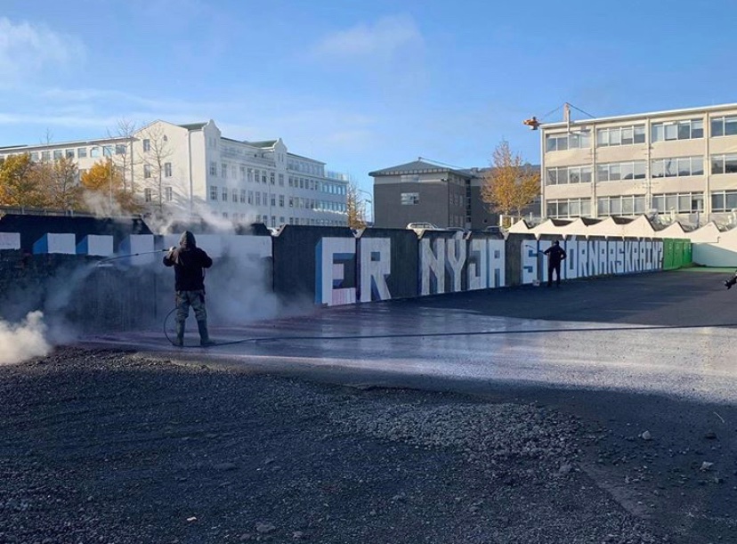 Hvað er að gerast!!!!!! Veggur sem hefur verið útkrotaður í mörg ár og er ekki í einkaeigu er þrifinn 2 dögum eftir að "Hvar er nýja stjórnarskráin?" er skrifað á hann. Hver fyrirskipaði þetta og af hverju?