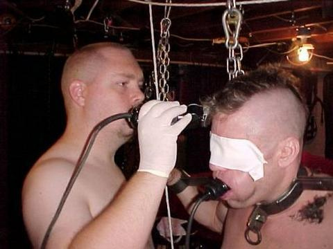 Now let's talk more about fetishes.

Are you into head shaving?

If so, like if you're for the cuddly family moment, or retweet if you like forced head shaving! 💇🏻‍♂️

#ForcedShaving