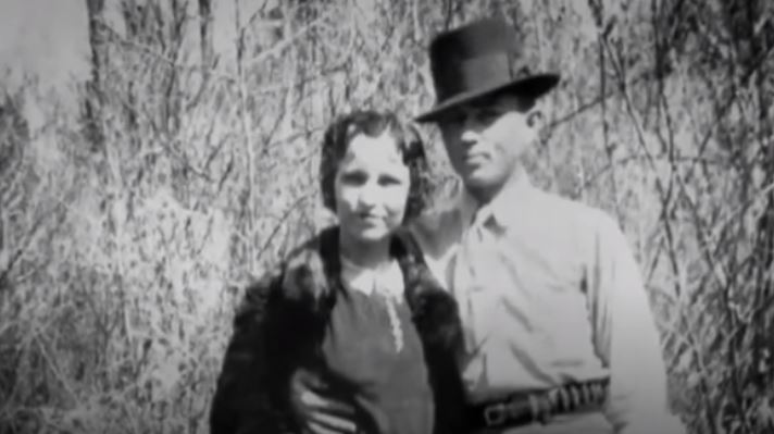 Le ciel entendit sa supplique; Le 5 janvier 1930, Clyde Barrow entra dans sa vie. Cette rencontre eu lieu au bon moment car Bonnie plongeait plus profondément dans la mélancolie à chaque jour. Avec sa voiture toute neuve, volée certes, mais neuve quand même, de l'argent et un