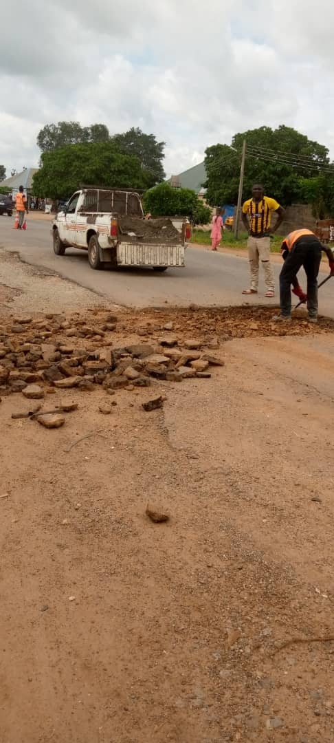 TrackaNG's tweet photo. N446,500.000 allocated in the 2020 FG budget for Keffi to Nasarawa Toto road KM.0+000-KM28+900, route.
We tracked and confirmed palliative work ONGOING on the road.
#2020FgProjects https://t.co/DJowoJkier