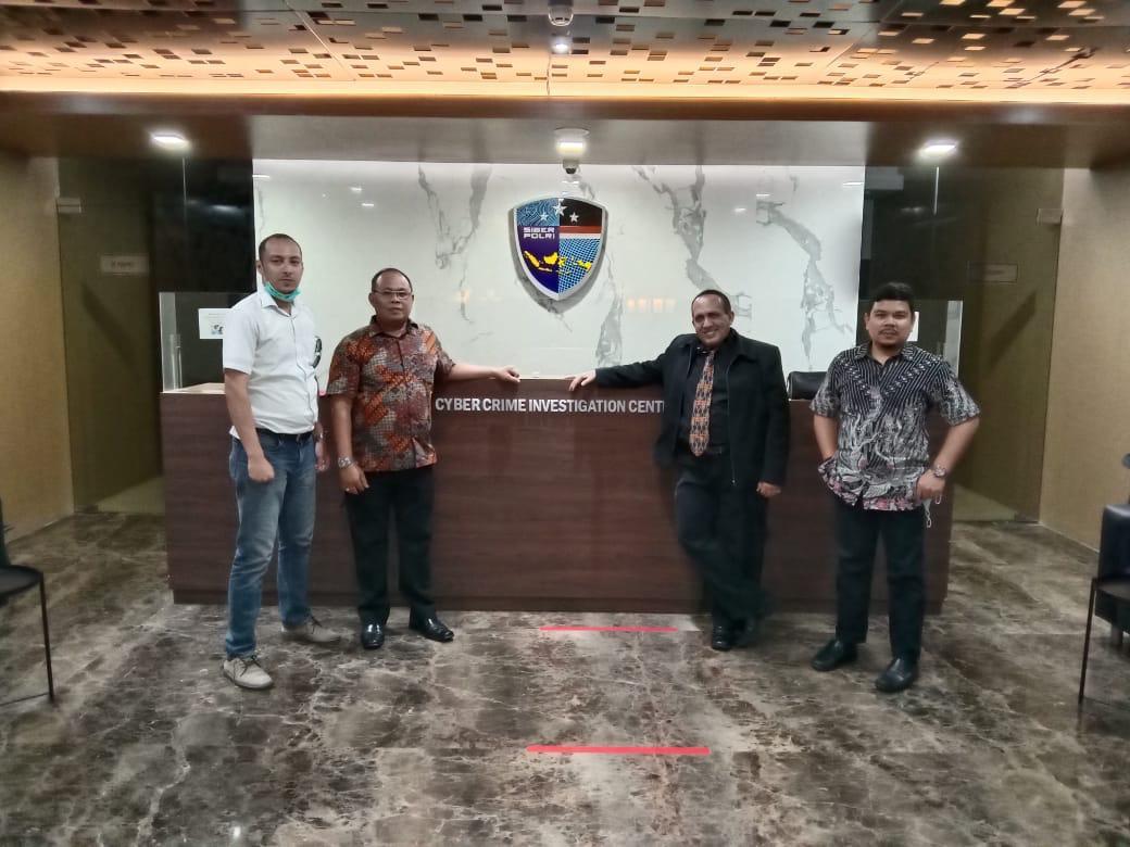 Div. Hukum KAMI, Habib Kadir dkk dampingi Dr. Anton Permana, Deklarator KAMI,  ditangkap kemarin malam. Mhn doanya agar Anton si anak baik sgr dilepas.
Tudingan2 KAMI di blk demo itu fitnah. Faktanya mhs &amp; rakyat terus  demo mungkin sampai UU OBL dibatalkan. #SaveDemocracy