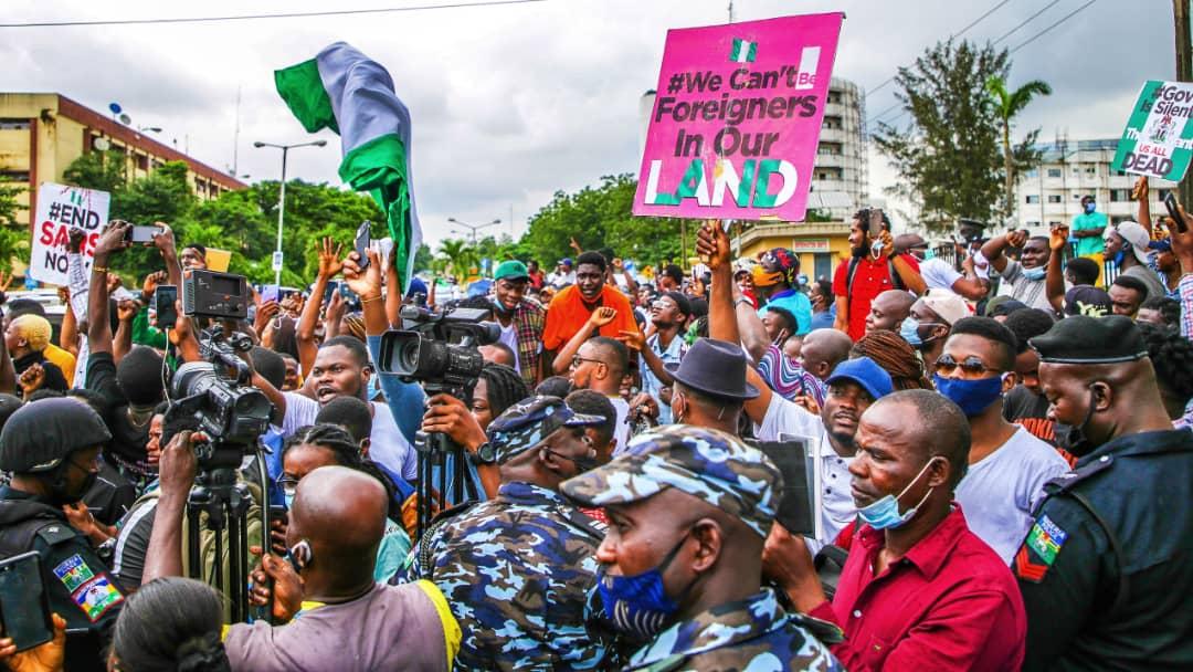 GuardianNigeria's tweet photo. At least one person has been reported shot and killed in Surulere, Lagos State on Monday by the policemen dispersing #SARSMustEnd protesters.  https://t.co/QOYSDgJc83 #SARSMustGo #SurulereLagos https://t.co/26rA3vRYBT
