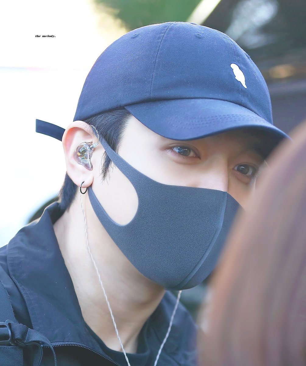 Udah pake hoodie/topi + masker juga. But it still can't stop his eyes to be a spotlight