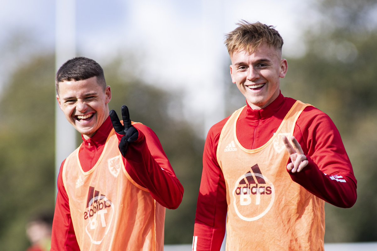 Cymru's tweet photo. Cymru U19s 😁

Training ✅ as Rob Edwards’ side prepare to face England tomorrow.

#TogetherStronger https://t.co/ZiUJcp9avO