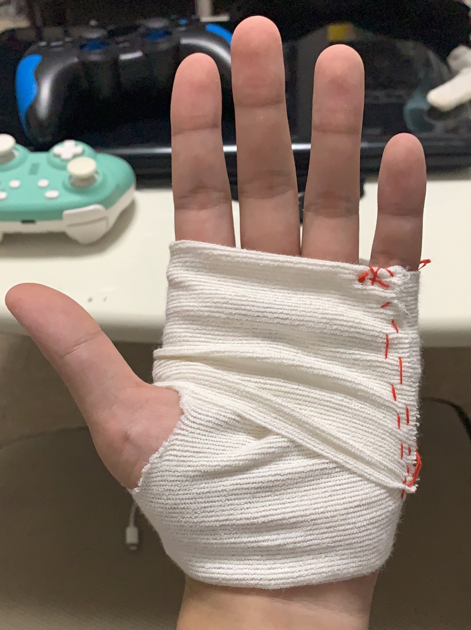 ヌメマ 手汗対策に余った包帯で適当に指出し手袋作った これでコントローラーが濡れることは無いぜ T Co Wfd4dtpeb2 Twitter