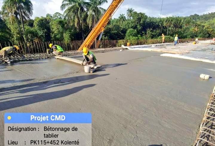 pour_guinee's tweet photo. #Guinée_Is_back Une réalité absolue grâce au Président de la République Pr @alphacondepresi
Reconstruction de la route nationale N°1 Coyah-Mamou-Dabola (370km). Démarrage de l'application de la "Planche d'essai de la couche de base" à #Linsan . https://t.co/7j7XchM250