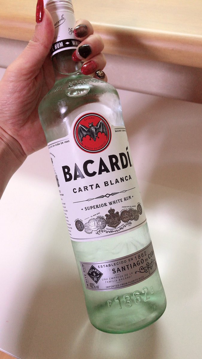 Rock Sim不足 ブラックラグーンの影響でバカルディ飲むようになりました 笑 ビールなんざ小便と一緒 いくらやっても酔えねぇよ 男ならラムだろ 劇中で飲んでるのはゴールドっぽいですが オークハートをロックで飲むのが好きです T Rock Sim不足 ブラックラグーンの影響でバカルディ飲むようになりました 笑 ビールなんざ小便と一緒 いくらやっても酔えねぇよ 男ならラムだろ 劇中で飲んでるのはゴールドっぽいですが オークハートをロックで飲むのが好きです T