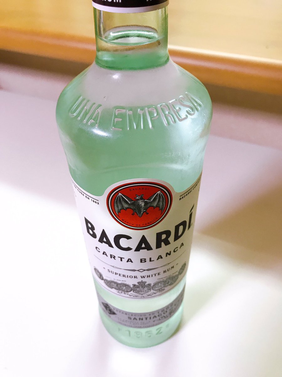 Rock Sim不足 ブラックラグーンの影響でバカルディ飲むようになりました 笑 ビールなんざ小便と一緒 いくらやっても酔えねぇよ 男ならラムだろ 劇中で飲んでるのはゴールドっぽいですが オークハートをロックで飲むのが好きです T Rock Sim不足 ブラックラグーンの影響でバカルディ飲むようになりました 笑 ビールなんざ小便と一緒 いくらやっても酔えねぇよ 男ならラムだろ 劇中で飲んでるのはゴールドっぽいですが オークハートをロックで飲むのが好きです T