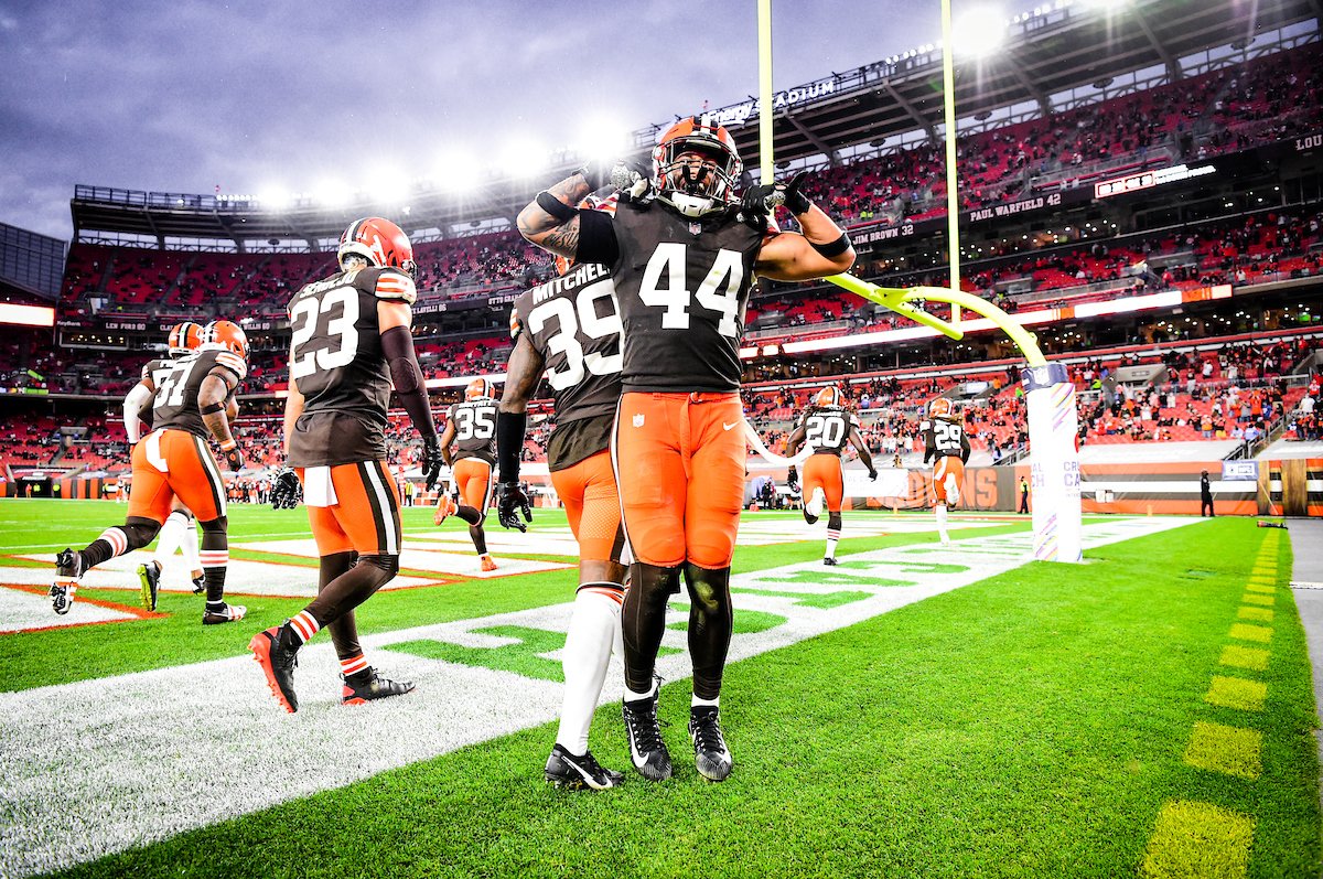 Browns's tweet photo. Happy #VictoryMonday! 😎 https://t.co/rdJDUNHj9i