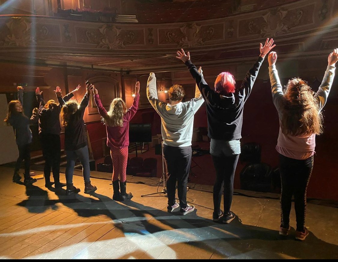 LlanthonybyGlos's tweet photo. This week's @Llanthropology activities include Street Dance sessions for teenagers, Dance fitness for adults, and a Halloween-themed theatrical workshop for children ๐ช
Details can be found on our website: https://t.co/2OcBWZqDB5
@activeglos @VisitGloucester @GlosCC #HEfunded https://t.co/01xQeO1Eez