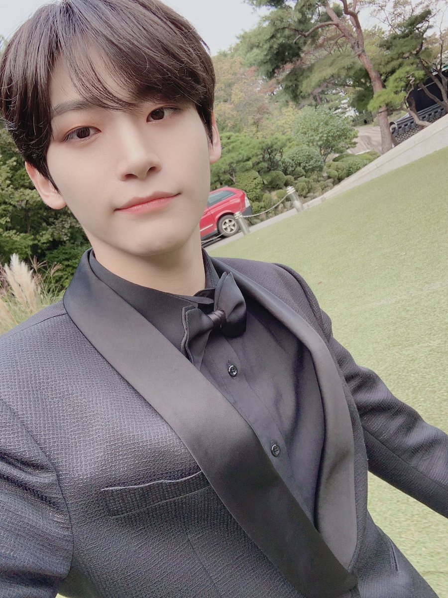CRAVITY_twt's tweet photo. 러비티~❤️오늘도 러비티 덕분에 또 좋은 일 있었어요ㅎㅎ
2020 올해의 브랜드대상 신인아이돌 부문을 수상했어요!! 러비티께서 주신 소중한 선물 너무 고마워요 사랑해😍 
#크래비티 #정모 #러비티 #브랜드대상 https://t.co/2yQX5sEMi2