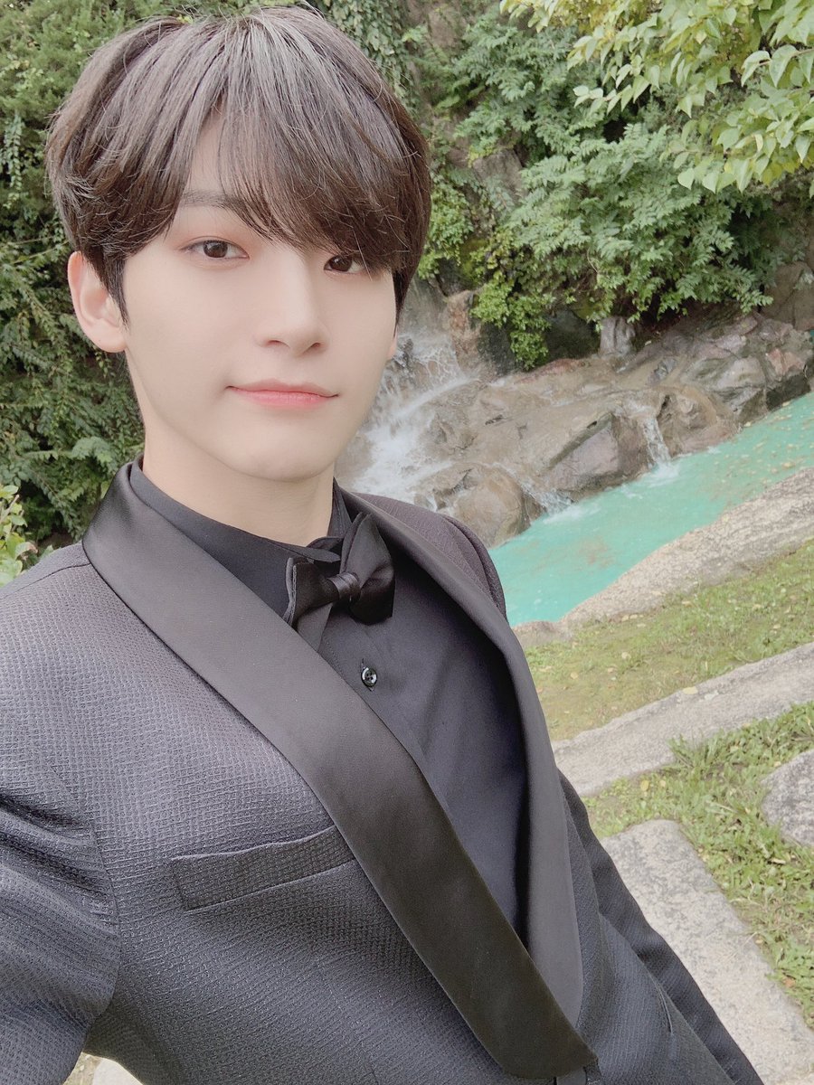 CRAVITY_twt's tweet photo. 러비티~❤️오늘도 러비티 덕분에 또 좋은 일 있었어요ㅎㅎ
2020 올해의 브랜드대상 신인아이돌 부문을 수상했어요!! 러비티께서 주신 소중한 선물 너무 고마워요 사랑해😍 
#크래비티 #정모 #러비티 #브랜드대상 https://t.co/2yQX5sEMi2